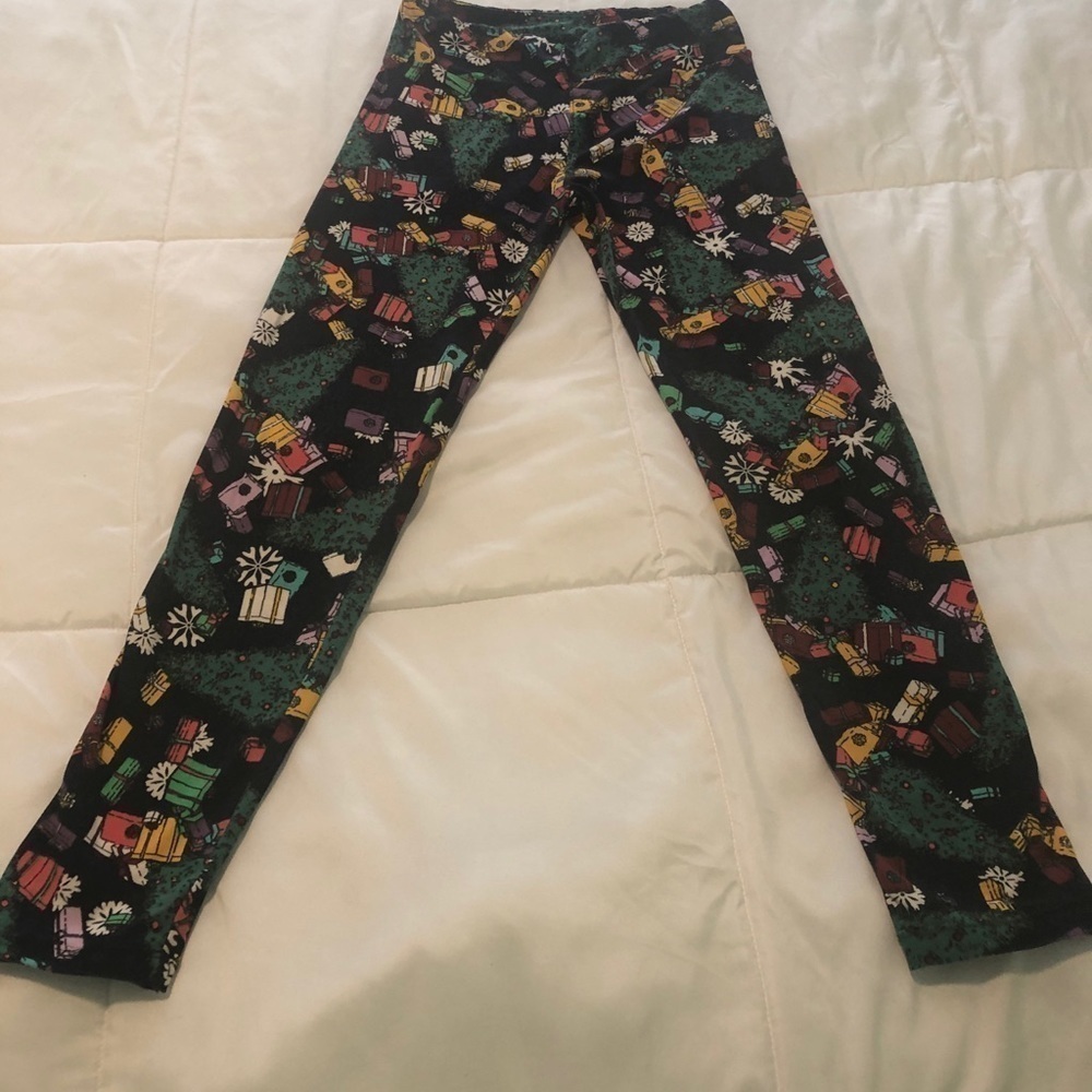 LulaRoe Christmas leggings with gifts and christmas trees in multi colors
